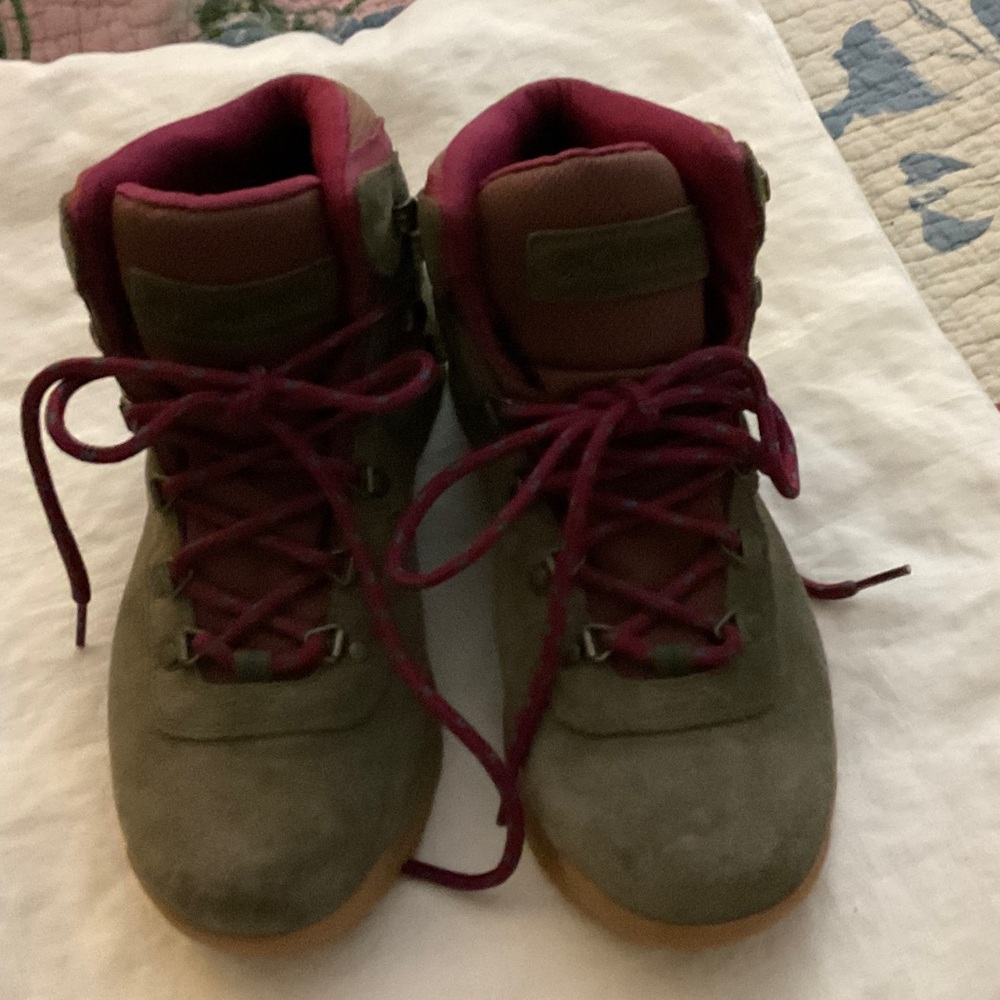 Columbia Women's Ankle Boots - Olive and Burgundy
